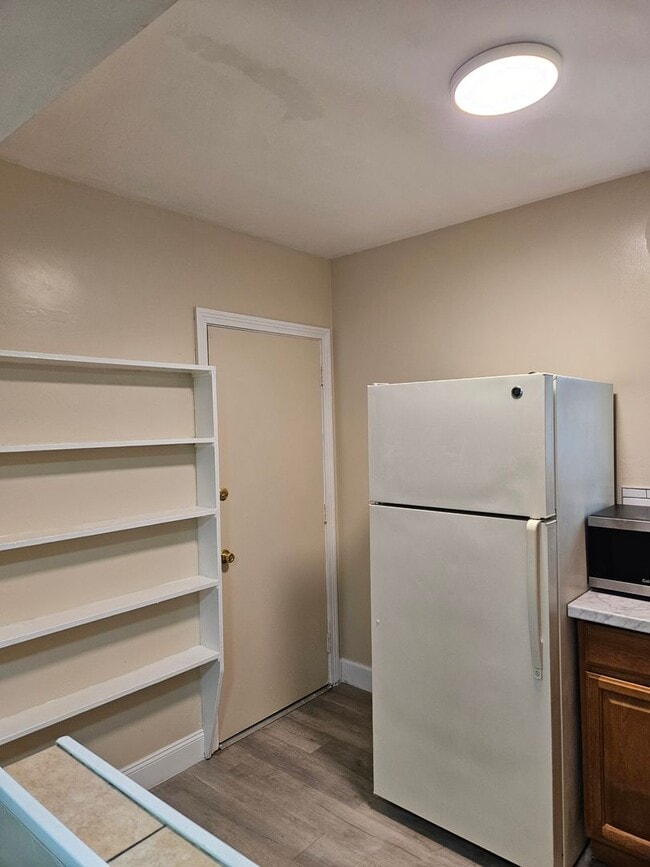 Building Photo - 2 bedroom 1 bath apartment beach side