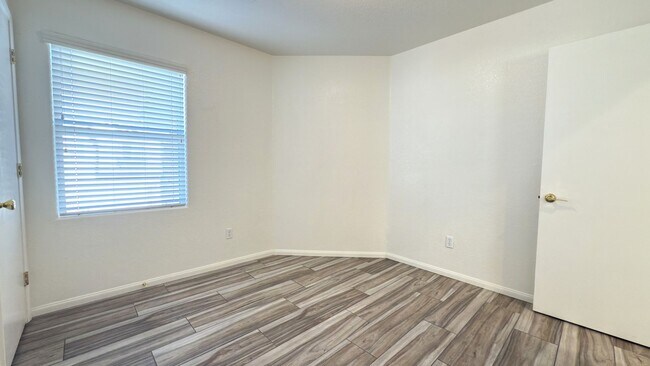 Building Photo - 10631 Streamside Ave