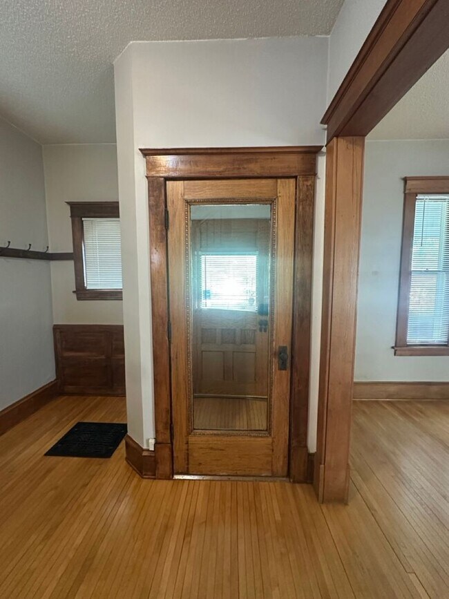 Building Photo - Beautifully Preserved 4 Bed | 2 Bath House in Saint Paul