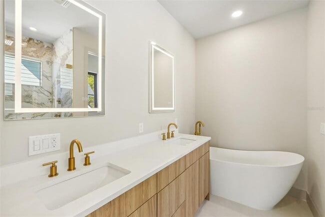 Building Photo - 1412 S Moody Ave