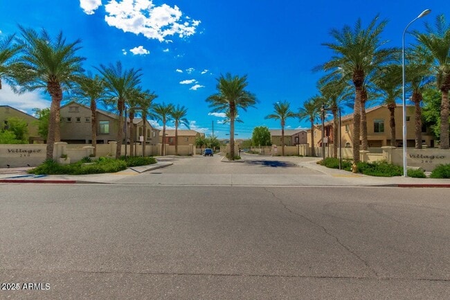 Building Photo - 2402 E 5th St