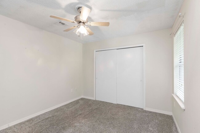 Building Photo - AVAILABLE IN OCTOBER! 2 beds 1 bath