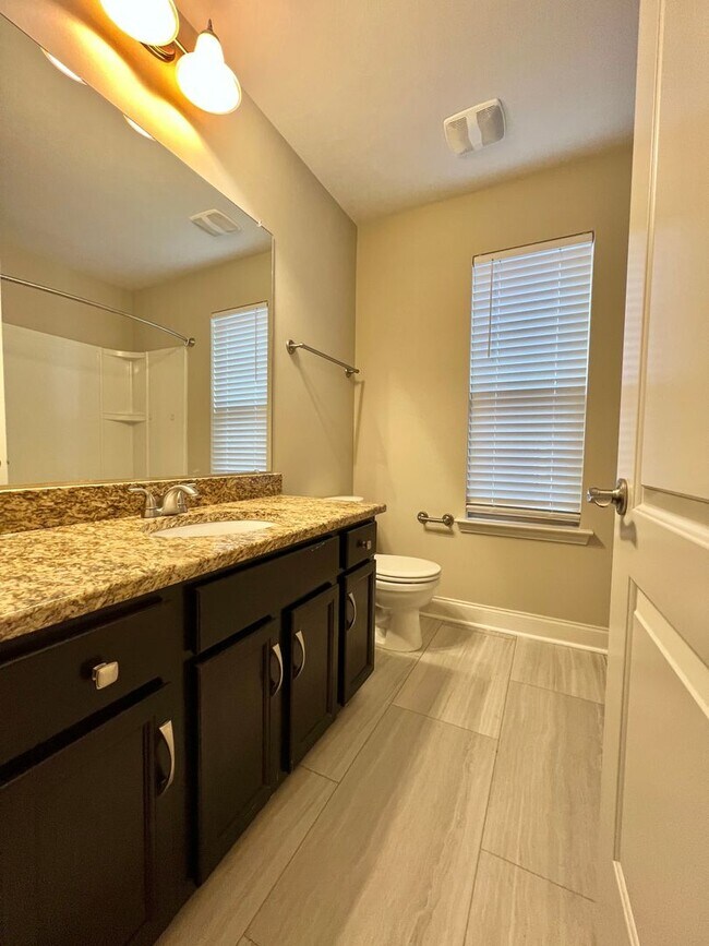 Building Photo - 3 Bed, 2.5 Bath Townhome 1 Mile from Downtown Franklin