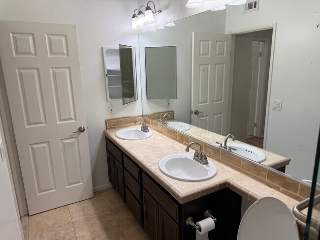 Building Photo - Beautiful Camarillo Townhome