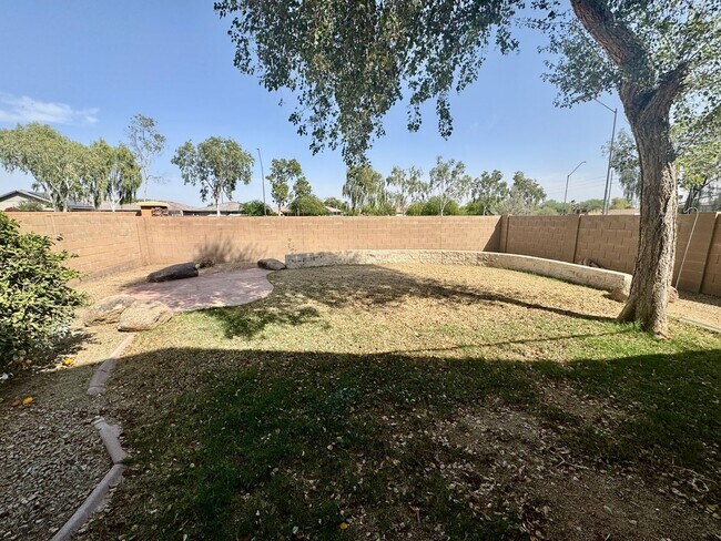 Building Photo - 4 Bedroom 3 Bathroom Home in Surprise! Has Loft & Additional Office/Den!