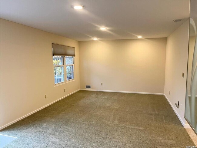 Building Photo - 120 Lakebridge Dr S