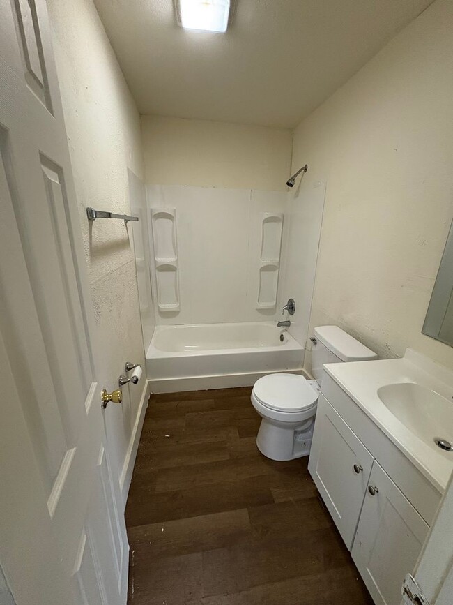 Building Photo - Spacious 4 Bedroom, 1 Bathroom Single Family Home