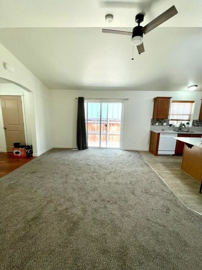 Building Photo - Single level home in NE Bend, close to sho...