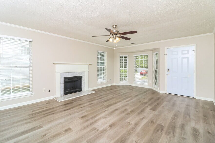 Building Photo - 2540 Lake Royale Dr
