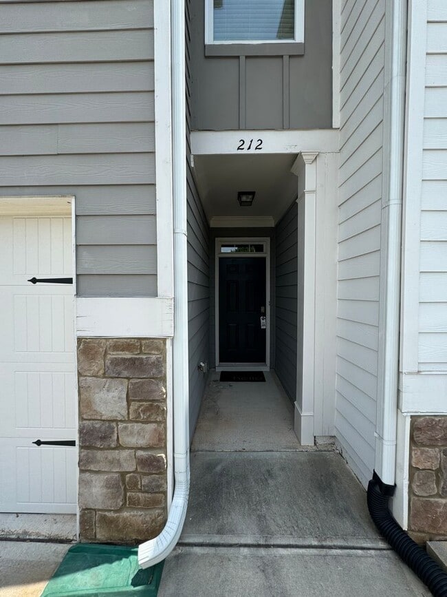 Building Photo - Modern 3/2.5 Townhome in Woodstock- $2,350