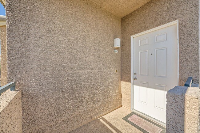 Building Photo - Elegant 2-Bedroom Condo in Gated Community...