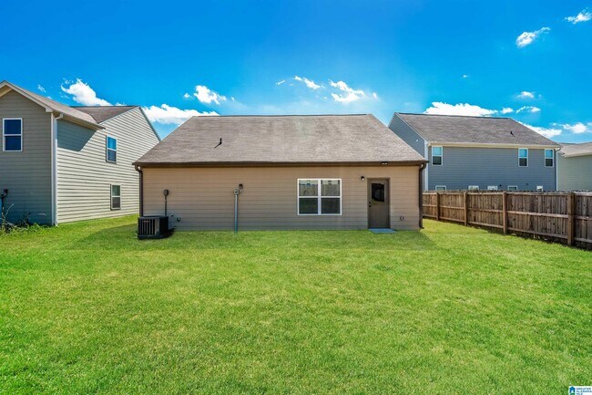 Building Photo - 355 Farmhouse Ln N