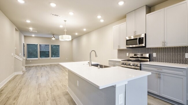 Building Photo - 3353 Wynwood Dr