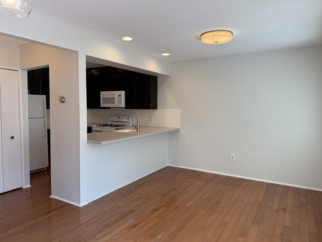 Building Photo - 3208 Bolgos Cir