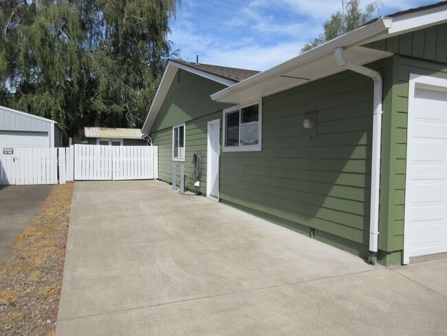 Building Photo - Well Maintained Three Bedroom in Keizer