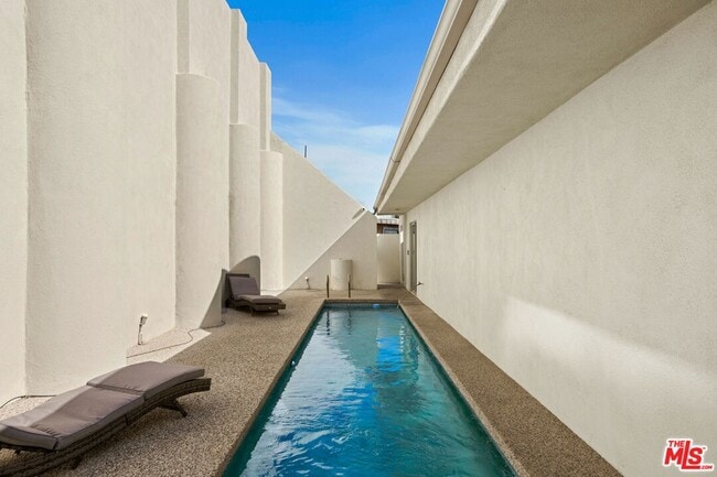 Building Photo - 8435 Franklin Ave