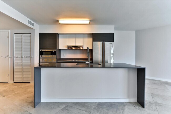 Building Photo - 9821 E Bay Harbor Dr