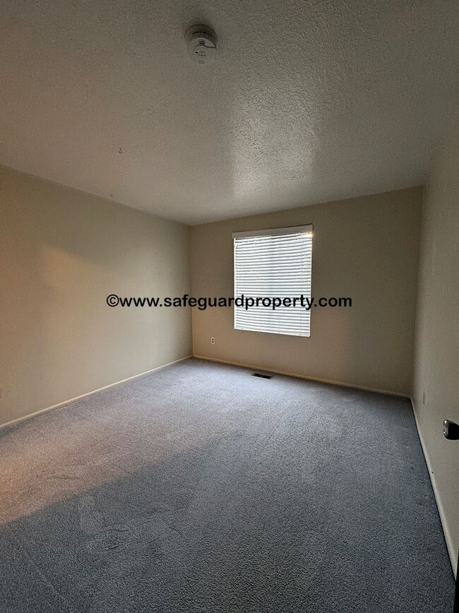 Building Photo - Spacious Holladay 3 Bedroom Duplex with 2-...