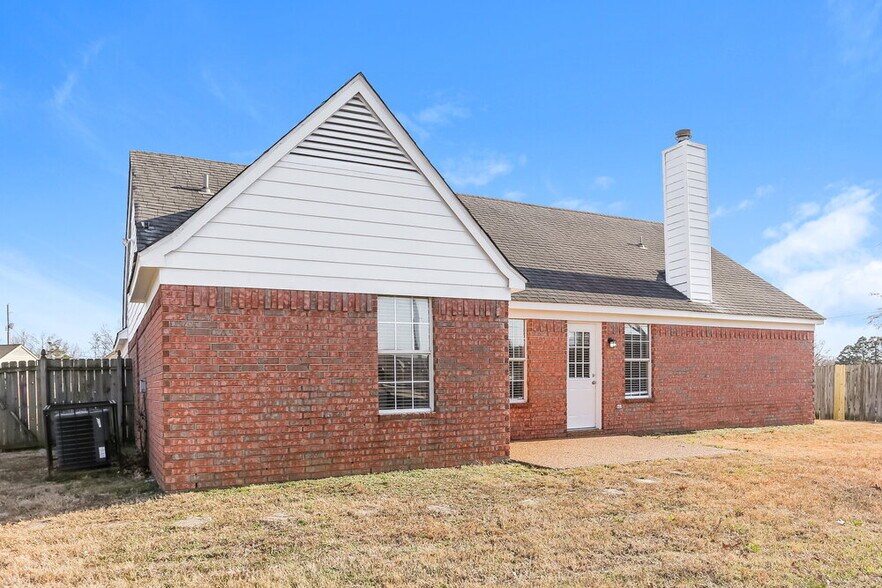 Building Photo - 6688 Ross Manor Dr