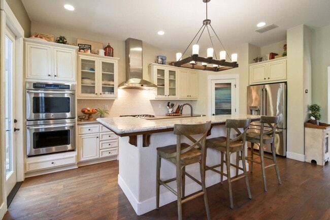Building Photo - 4 Bed / 3.5 Bath | Crocker Village Brownst...