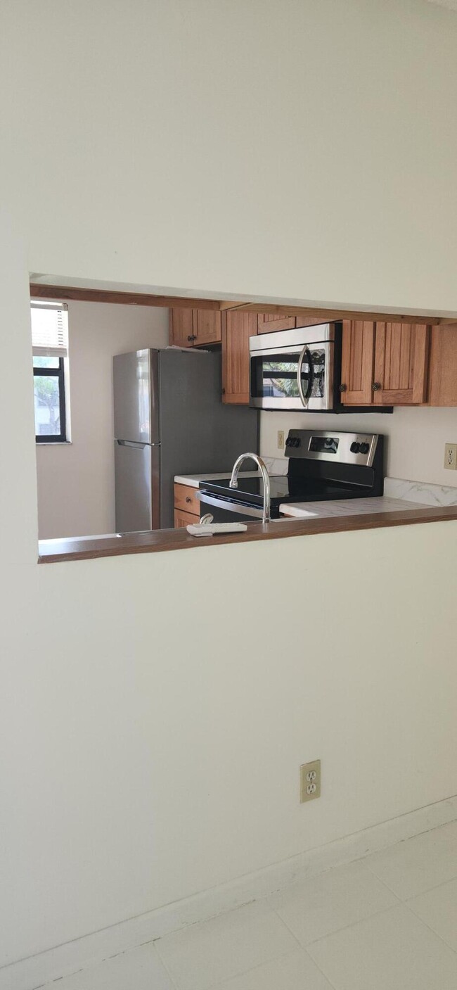 Building Photo - 6832 Palmetto Cir S