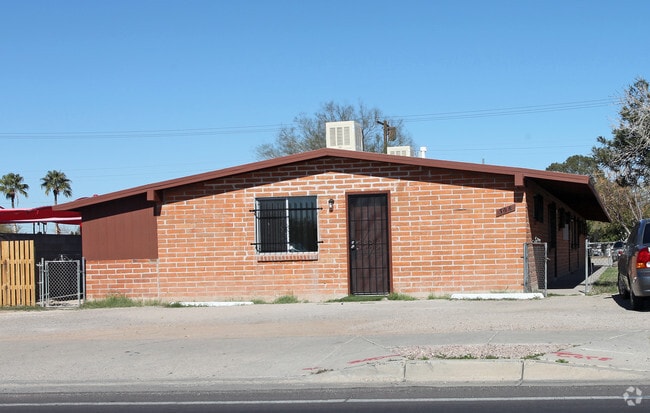 Primary Photo - 308 W Irvington Rd