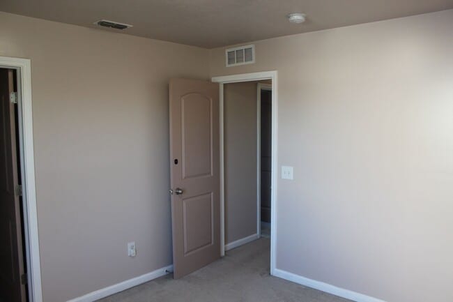 Building Photo - Beautiful 4 Bedroom in Avon!
