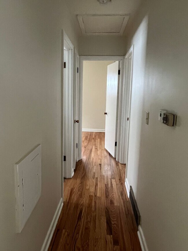 Building Photo - Amazing 3 Bedrooms with Rec Room Single Family in an Excellent Neighborhood!