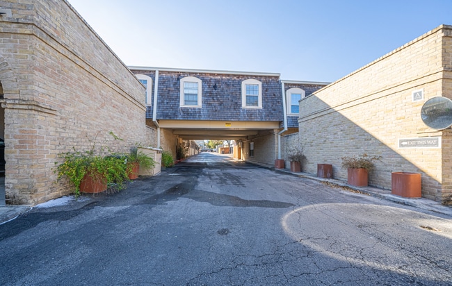 Primary Photo - 2/1 Alamo Heights Condo ~ Freshly Remodele...