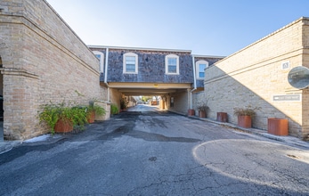 Building Photo - 2/1 Alamo Heights Condo ~ Freshly Remodele...