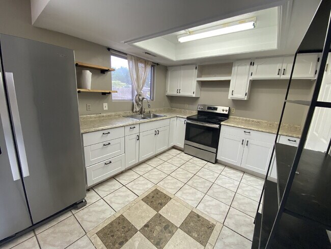 Building Photo - ***PETS ALLOWED*** 4-Bedroom home in Saint...