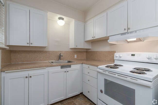 Building Photo - Lovely 1 Bed, 1 Bath at Irving Court Apartments