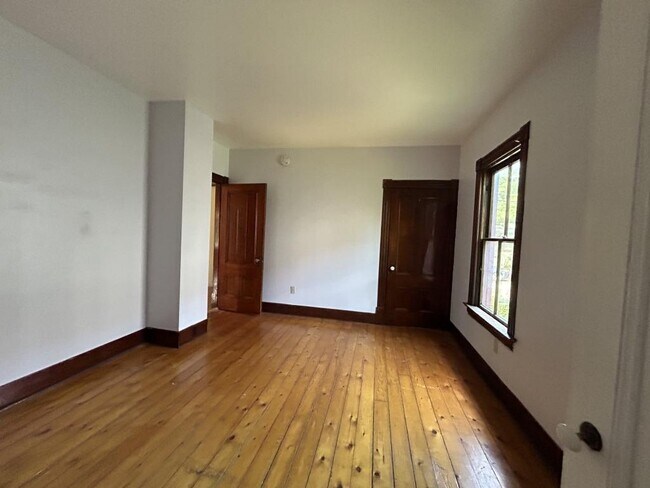 Building Photo - 14 Crombie St