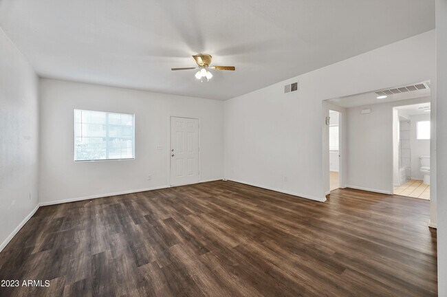 Building Photo - 5327 E Taylor St