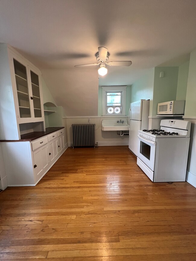 Kitchen - 61 Hirschfield Dr