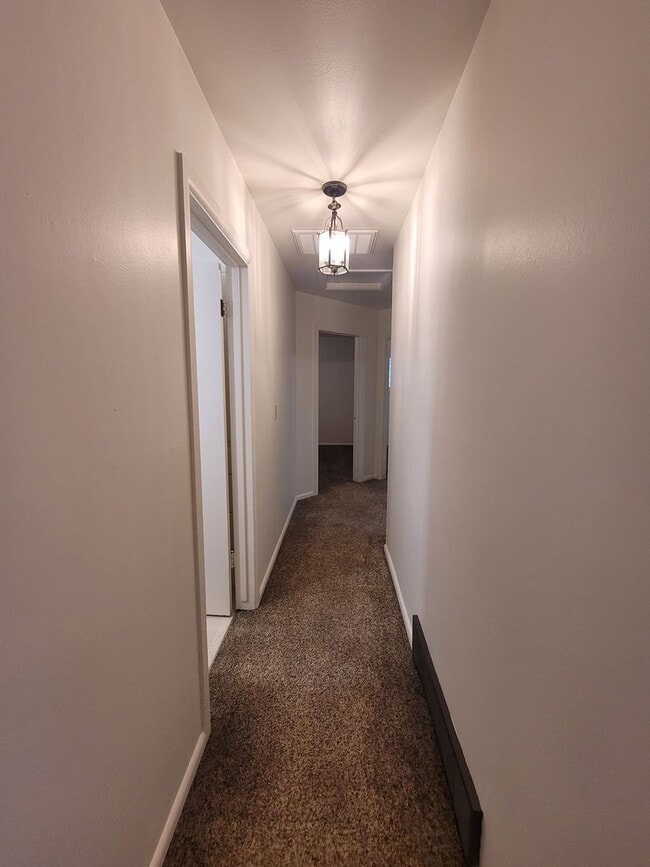 Building Photo - FREE DECEMBER RENT - New Interior Paint/ 1637 Sq Ft