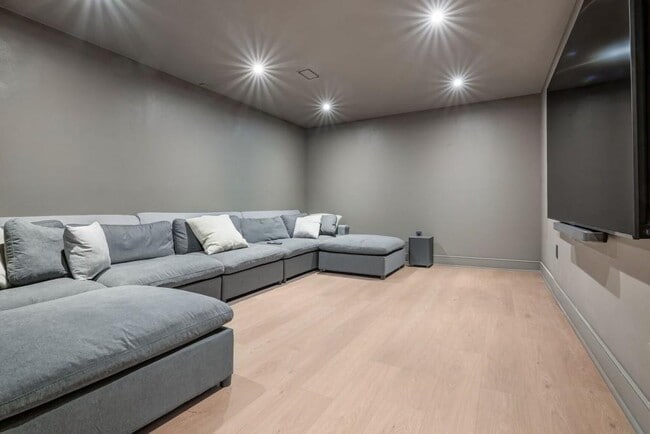 Building Photo - 1007 Somerset Dr NW