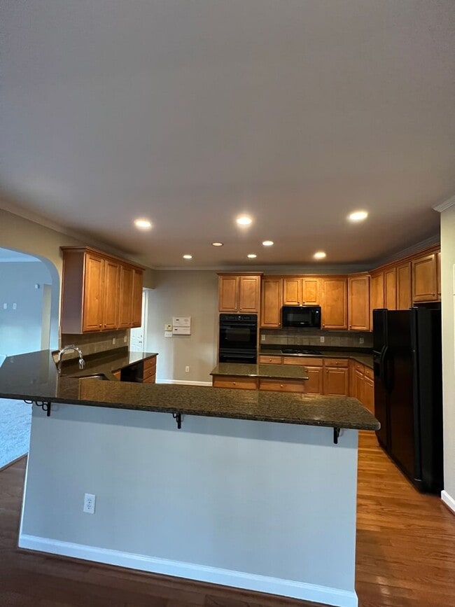 Building Photo - Beautiful 5 bedroom Executive Home In Wakefield