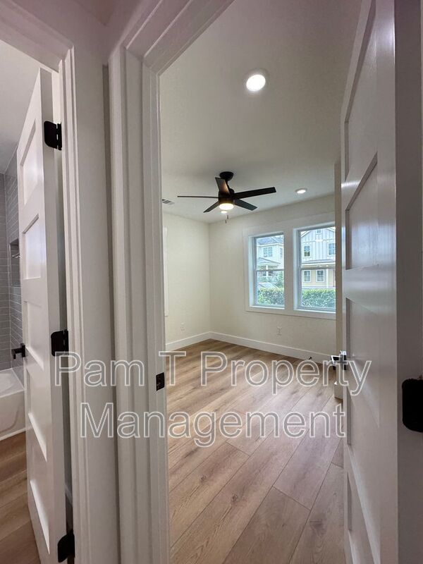 Building Photo - 618 E Waldburg St