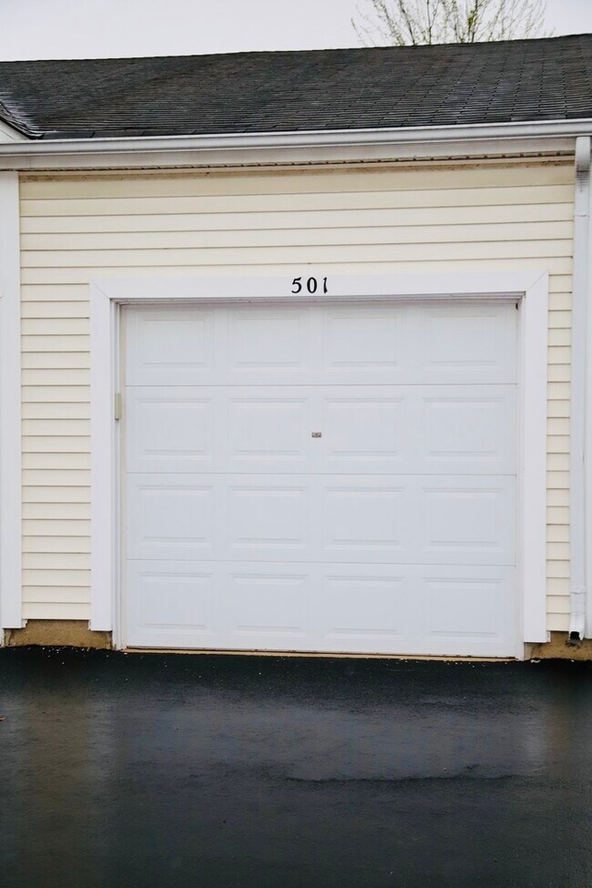 Building Photo - 1494 McClure Rd