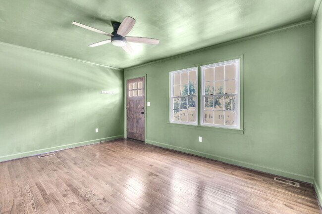 Building Photo - Beautiful 5 Bedroom 3 Bathroom Retreat with Fenced Backyard $2,200/mo rent