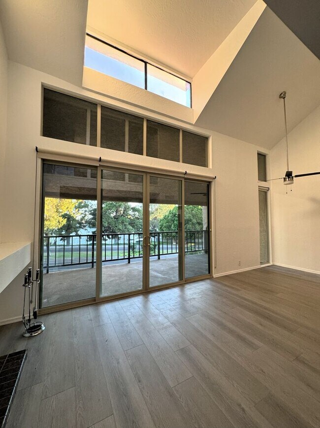 Building Photo - RUNAWAY POINT AT THE LAKES TEMPE