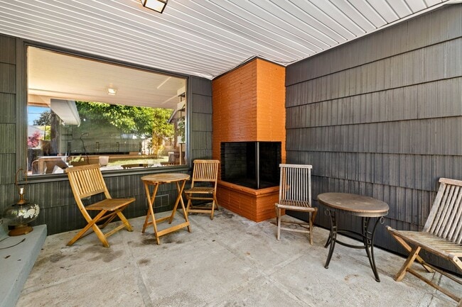 Building Photo - Mid-Century Classic! 3bd/3ba 2700 sf Short Term- FULLY FURNISHED!