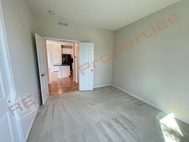 Building Photo - Beautiful 4 Bedroom 2.5 Bathroom End Unit ...