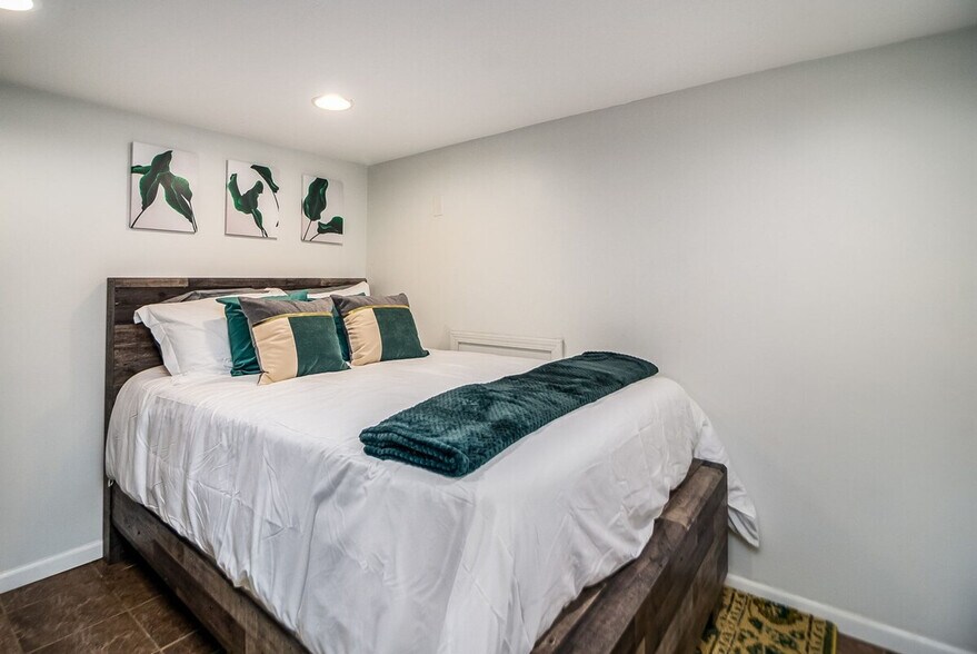 Building Photo - 327 W School St