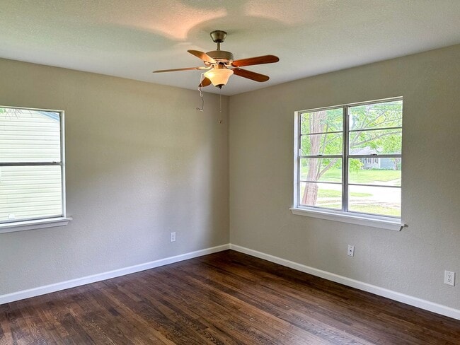 Building Photo - 4 Bedroom / 2 Bath