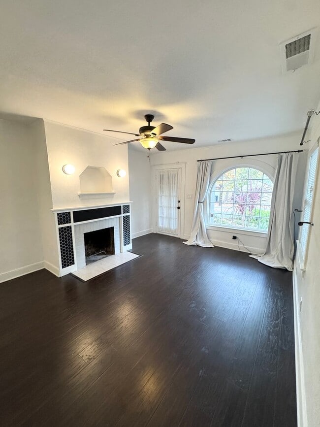 Building Photo - 1 Bedroom 1 Bath Duplex, Land Park-Curtis Park Area SEE VIDEO