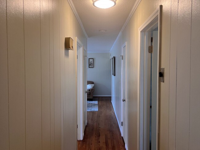 Building Photo - Charming 3 bedroom, 1 1/2 bathroom home in...