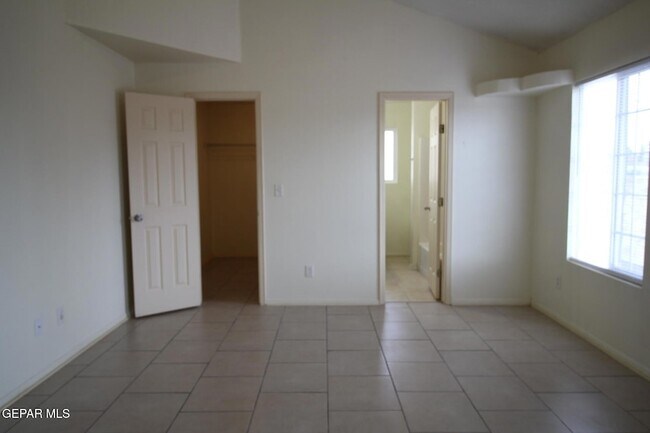 Building Photo - 456 Passmore Rd