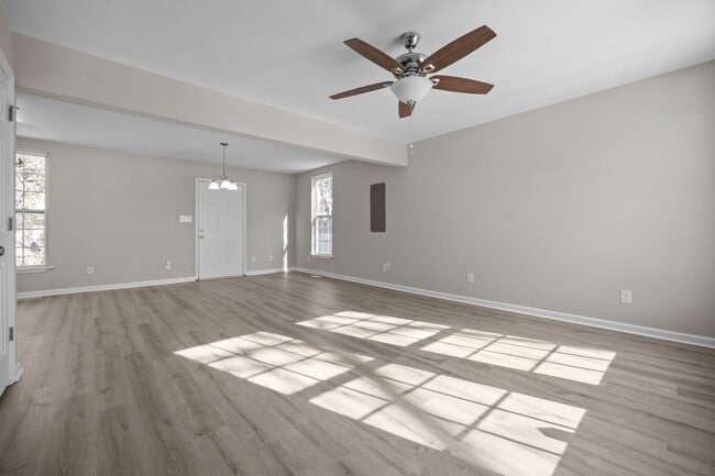 Building Photo - Portsmouth/5 bed 2 bath/Ready for quick move in!!